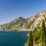 Links und rechts Berge, in mitten der Gardasee