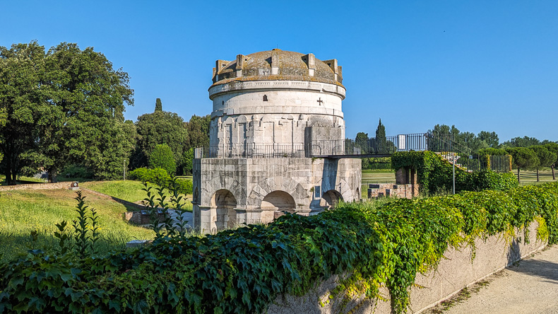 Mausoleum des Theoderich am Morgen