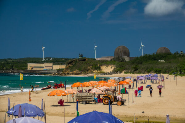 Wind- und Atomstrom an der South Bay von Kenting