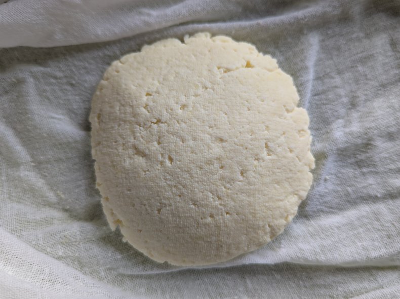 Frischer Paneer in einem Tuch